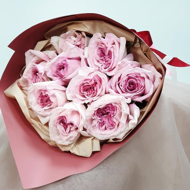 Букет из 9 пионовидных роз в дизайнерской упаковке