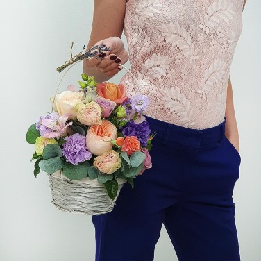 Композиция в корзиночке из роз, лунной гвоздики и лаванды