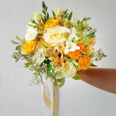 Желтый свадебный букет из роз, фрезий и альстромерий