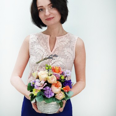 Композиция в корзиночке из роз, лунной гвоздики и лаванды