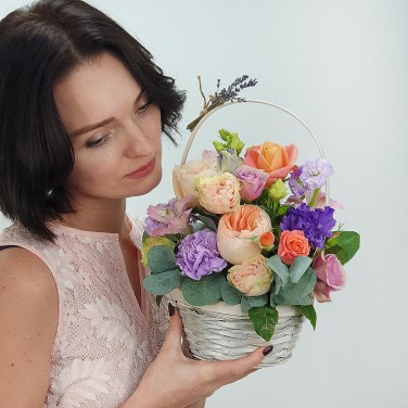 Композиция в корзиночке из роз, лунной гвоздики и лаванды