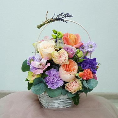 Композиция в корзиночке из роз, лунной гвоздики и лаванды