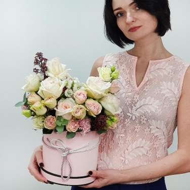 Шляпная коробка с пионовидной розой, маттиолой и скиммией