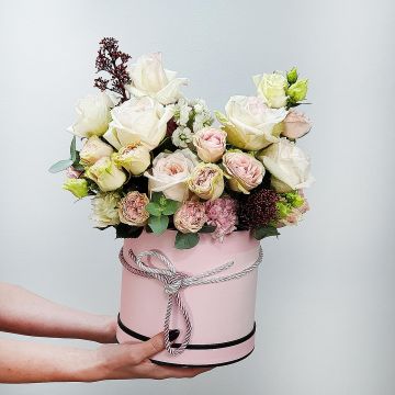 Шляпная коробка с пионовидной розой, маттиолой и скиммией