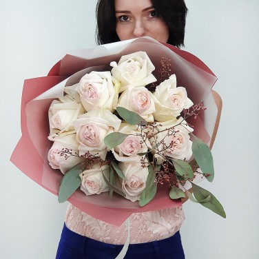 Авторский букет из пионовидных роз и эвкалипта