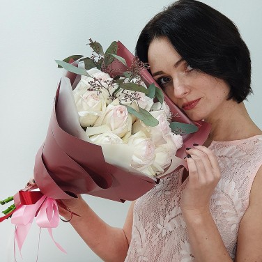 Авторский букет из пионовидных роз и эвкалипта