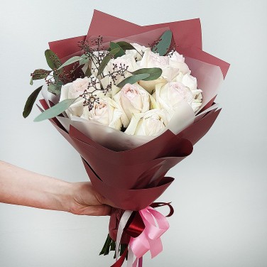 Авторский букет из пионовидных роз и эвкалипта