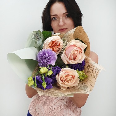 Букет из пионовидных роз, эустомы и лунной гвоздики