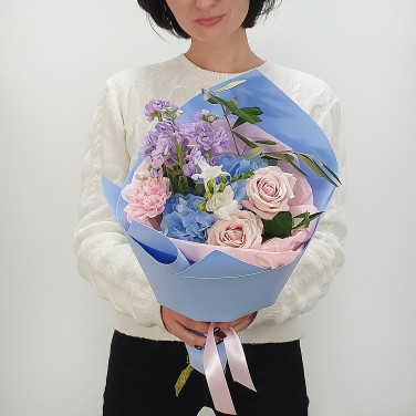 Авторский букет из гортензии, фрезии и маттиолы