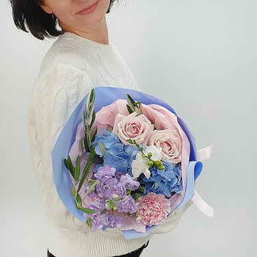 Авторский букет из гортензии, фрезии и маттиолы