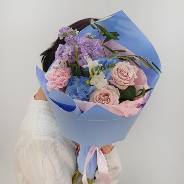 Авторский букет из гортензии, фрезии и маттиолы