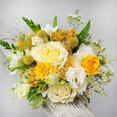 Желтый свадебный букет из роз, фрезий и альстромерий