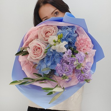 Авторский букет из гортензии, фрезии и маттиолы