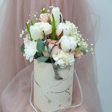 Композиция в шляпной коробке с пионовидной розой, хлопком и гипсофилой