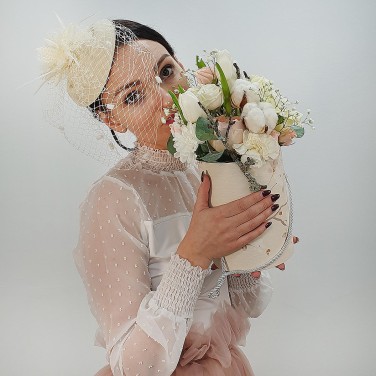 Композиция в шляпной коробке с пионовидной розой, хлопком и гипсофилой