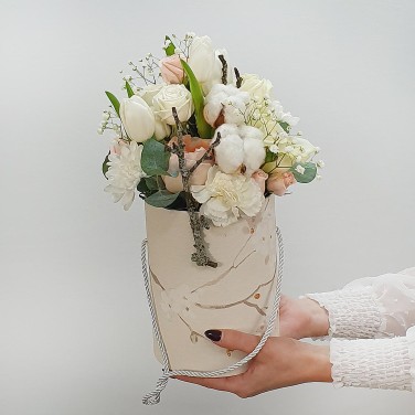 Композиция в шляпной коробке с пионовидной розой, хлопком и гипсофилой