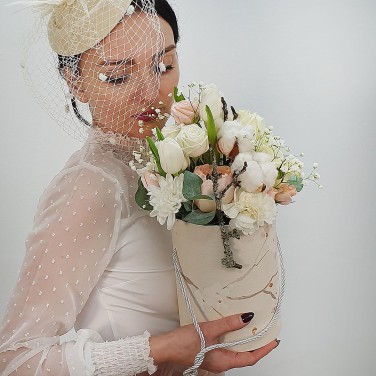 Композиция в шляпной коробке с пионовидной розой, хлопком и гипсофилой