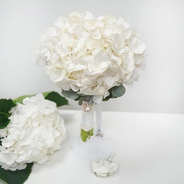 Белый букет невесты из воздушной гортензии и эвкалпита
