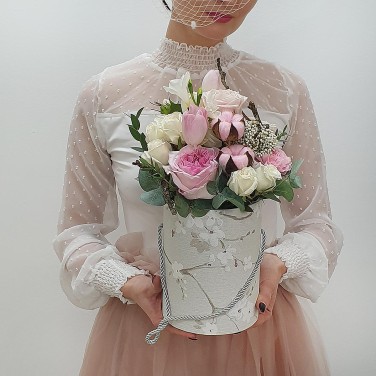 Композиция в шляпной коробочке с пионовидной розой и розовым хлопком