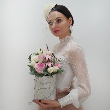 Композиция в шляпной коробочке с пионовидной розой и розовым хлопком