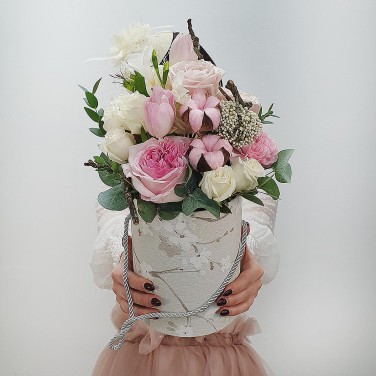 Композиция в шляпной коробочке с пионовидной розой и розовым хлопком