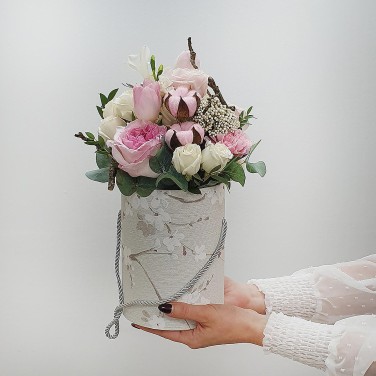 Композиция в шляпной коробочке с пионовидной розой и розовым хлопком