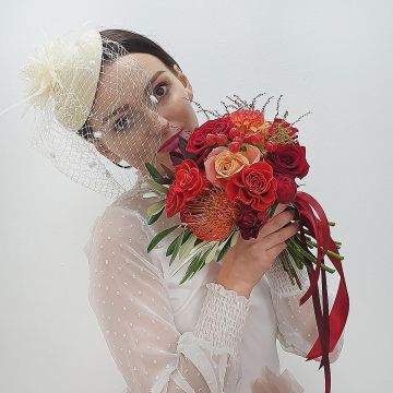 Красный свадебный букет из роз, нутана и гиперикума