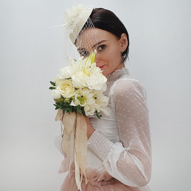 Белый свадебный букет из роз, лилий и эустомы