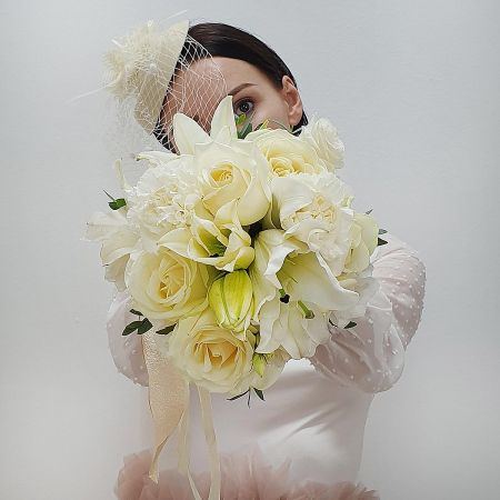 Белый свадебный букет из роз, лилий и эустомы