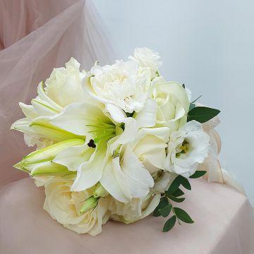 Белый свадебный букет из роз, лилий и эустомы