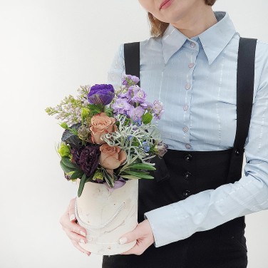 Шляпная коробка из сирени, маттиолы и плодов лотоса Теплый Юпитер Стрелец