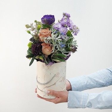 Шляпная коробка из сирени, маттиолы и плодов лотоса Теплый Юпитер Стрелец