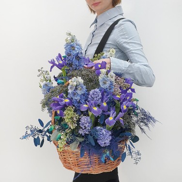 Корзина из дельфиниума Глубина Стрелец