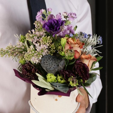 Шляпная коробка из сирени, маттиолы и плодов лотоса Теплый Юпитер Стрелец