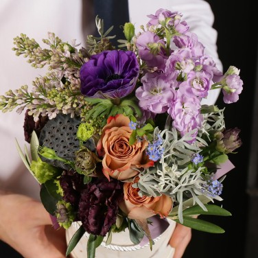 Шляпная коробка из сирени, маттиолы и плодов лотоса Теплый Юпитер Стрелец