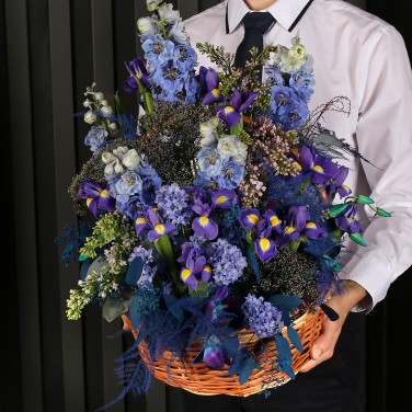 Корзина из дельфиниума Глубина Стрелец