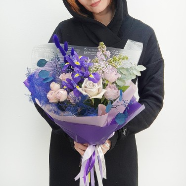 Модный букет из сирени, ирисов и роз