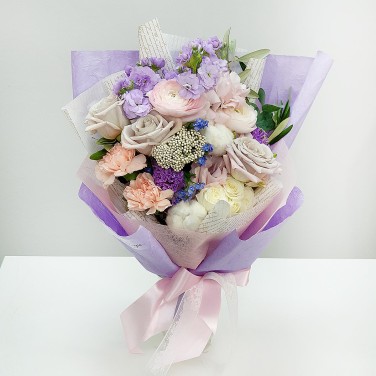 Модный букет из ранункулюса, маттиолы и хлопка