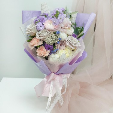 Модный букет из ранункулюса, маттиолы и хлопка