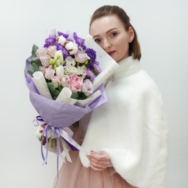 Оригинальный букет из маттиолы, роз и озотамнуса