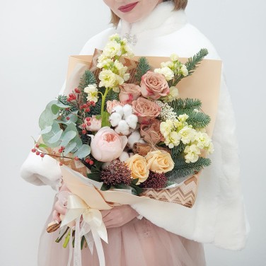 Кремовый букет из роз, корицы и нобилиса