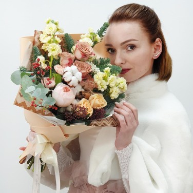 Кремовый букет из роз, корицы и нобилиса