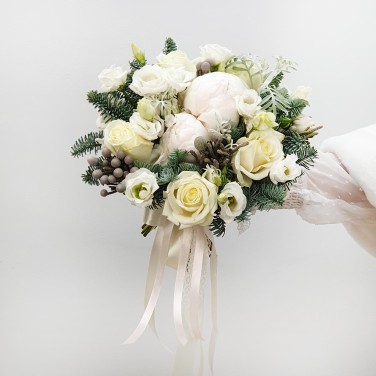 Свадебный букет из роз и брунии Зимушка