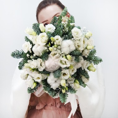 Зимний букет невесты из эустомы и хвои