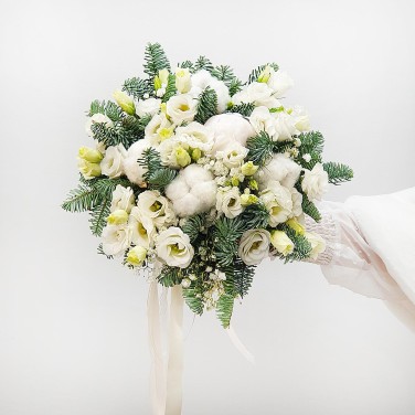 Зимний букет невесты из эустомы и хвои