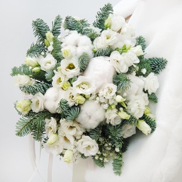 Зимний букет невесты из эустомы и хвои