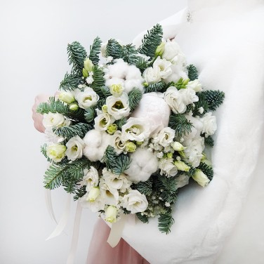 Зимний букет невесты из эустомы и хвои