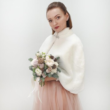 Зимний букет невесты из ранункулюсов, шишек и хвои