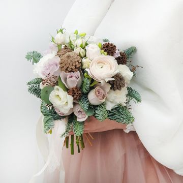 Зимний букет невесты из ранункулюсов, шишек и хвои