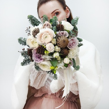 Зимний букет невесты из ранункулюсов, шишек и хвои